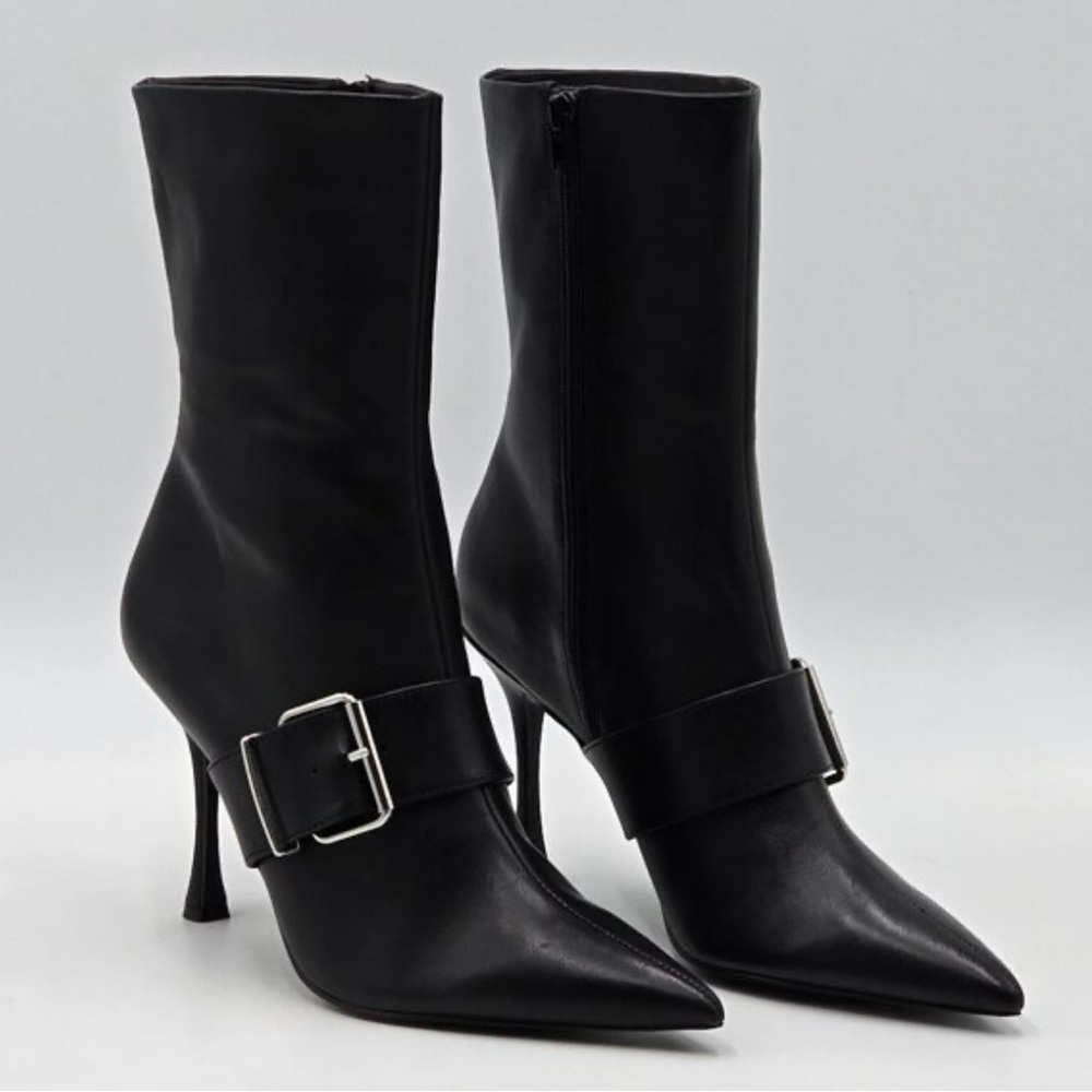 Chic Black Heeled Boots with Buckle Detail